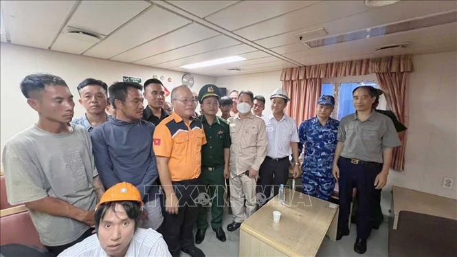 11 ngư dân tàu cá QN 80058 TS được cứu nạn kịp thời. Ảnh: TTXVN phát
