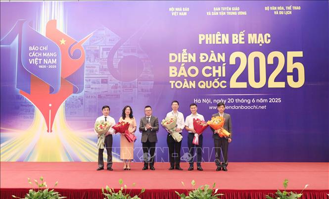 Đông chí Lê Quốc Minh, Ủy viên Ban Chấp hành Trung ương Đảng, Phó Trưởng Ban Tuyên giáo Trung ương, Tổng biên tập báo Nhân Dân, Bí thư Đảng đoàn, Chủ tịch Hội Nhà báo Việt Nam chúc mừng các chuyên gia tham dự Diễn đàn. Ảnh: Thành Phương-TTXVN