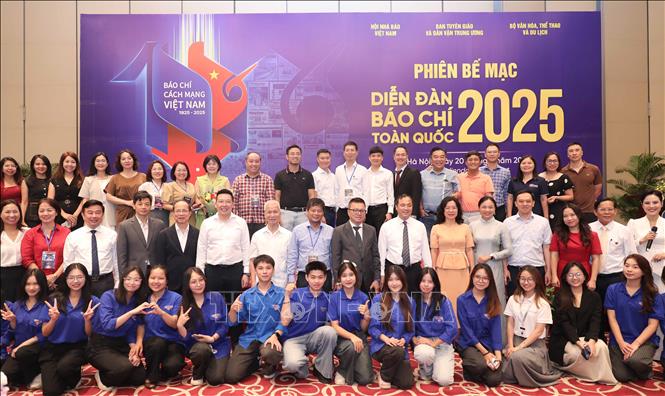 Các đại biểu và khách tham quan chụp ảnh lưu niệm. Ảnh: Thành Phương-TTXVN