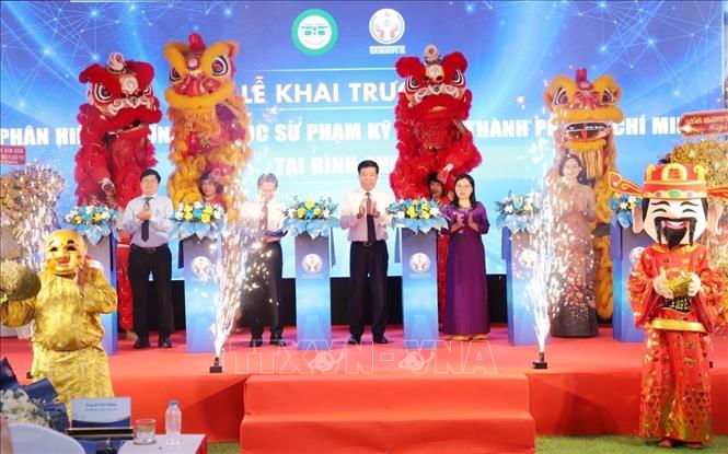 Các đại biểu thực hiện nghi thức khai trương Phân hiệu Trường Đại học Sư phạm Kỹ thuật TP.HCM tại tỉnh Bình Phước. Ảnh: Đậu Tất Thành – TTXVN
