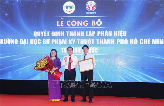 Thứ trưởng Bộ Giáo dục và Đào tạo Lê Tấn Dũng trao quyết định và tặng hoa chúc mừng HCMUTE thành lập Phân hiệu Trường Đại học Sư phạm Kỹ thuật TP.HCM tại tỉnh Bình Phước. Ảnh: Đậu Tất Thành – TTXVN