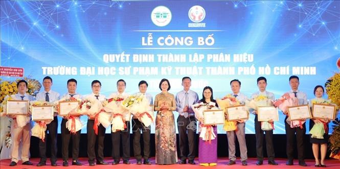 Phó Chủ tịch UBND tỉnh Bình Phước Trần Tuyết Minh trao bằng khen của UBND tỉnh Bình Phước cho các tập thể, cá nhân đã có đóng góp tích cực trong quá trình thành lập Phân hiệu Trường Đại học Sư phạm Kỹ thuật TP.HCM tại tỉnh Bình Phước. Ảnh: Đậu Tất Thành – TTXVN