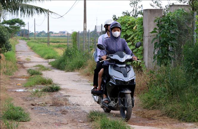 Con đường đi học của Phạm Vũ Phương Thảo nhiều đoạn gập ghềnh. Ảnh: Nguyễn Lành - TTXVN 