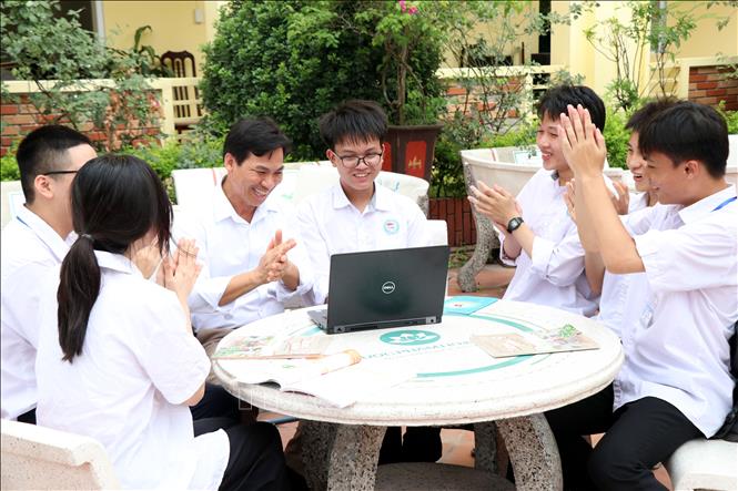 Thầy cô và bạn bè chúc mừng thủ khoa Trần Duy Phát (đeo kính). Ảnh: Nguyễn Lành - TTXVN 