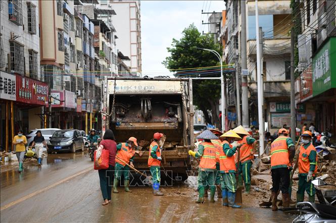 Công nhân dọp dẹp đường phố sau trận lũ lụt tại Quảng Đông, Trung Quốc. Ảnh: THX/TTXVN