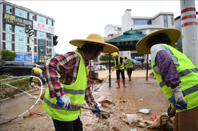 Tình nguyện viên dọp dẹp đường phố sau trận lũ lụt tại Quảng Đông, Trung Quốc. Ảnh: THX/TTXVN