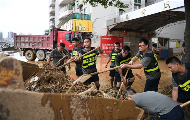 Dọn dẹp đường phố sau lũ lụt tại Quảng Đông, Trung Quốc. Ảnh: THX/TTXVN
