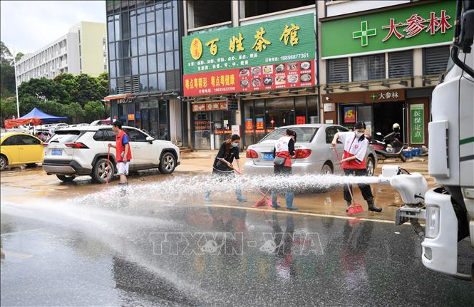 Tình nguyện viên dọn dẹp đường phố sau lũ lụt tại Quảng Đông, Trung Quốc. Ảnh: THX/TTXVN