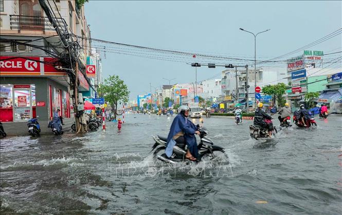 Mưa to gây ngập tại ngã ba đường Nguyễn Văn Cừ - Trần Việt Châu. Ảnh: Thanh Liêm - TTXVN