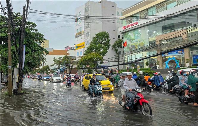 Mưa to gây ngập trên đường Cách Mạng Tháng Tám, quận Ninh Kiều. Ảnh: Thanh Liêm - TTXVN
