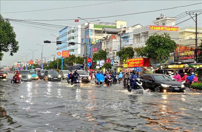 Trận mưa to trong thời gian ngắn gây ngập trên đường Nguyễn Văn Cừ. Ảnh: Thanh Liêm - TTXVN