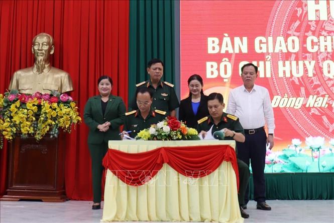 Lãnh đạo Ủy ban nhân dân tỉnh Đồng Nai và tỉnh Bình Phước chứng kiến bàn giao chức vụ Chỉ huy trưởng Bộ Chỉ huy quân sự tỉnh Đồng Nai. Ảnh: Lê Xuân - TTXVN