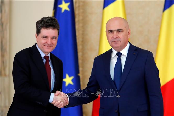 Tổng thống Romania Nicusor Dan (trái) bổ nhiệm ông Ilie Bolojan làm Thủ tướng Romania, tại Bucharest, ngày 20/6/2025. Ảnh: THX/TTXVN