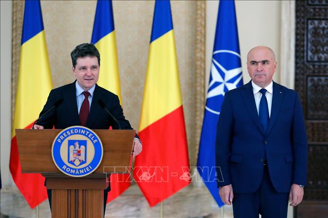 Tổng thống Romania Nicusor Dan (trái) bổ nhiệm ông Ilie Bolojan làm Thủ tướng Romania, tại Bucharest, ngày 20/6/2025. Ảnh: THX/TTXVN