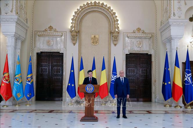 Tổng thống Romania Nicusor Dan (trái) bổ nhiệm ông Ilie Bolojan làm Thủ tướng Romania, tại Bucharest, ngày 20/6/2025. Ảnh: THX/TTXVN