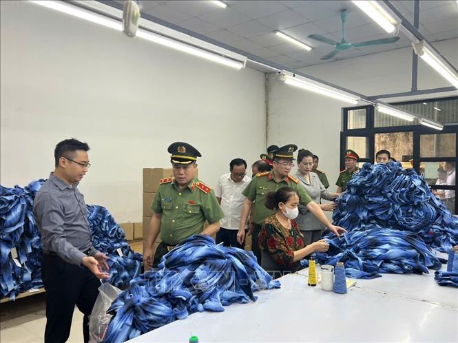 Đoàn công tác kiểm tra hoạt động sản xuất, kinh doanh tại xã La Phù (Hoài Đức, Hà Nội). Ảnh: TTXVN phát
