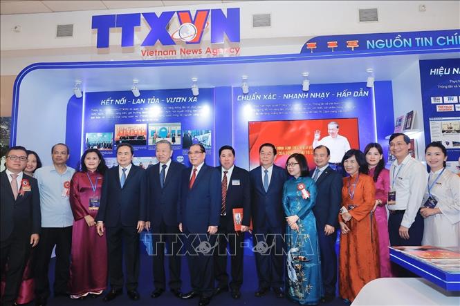 Tổng Bí thư Tô Lâm thăm gian trưng bày của Thông tấn xã Việt Nam. Ảnh: TTXVN