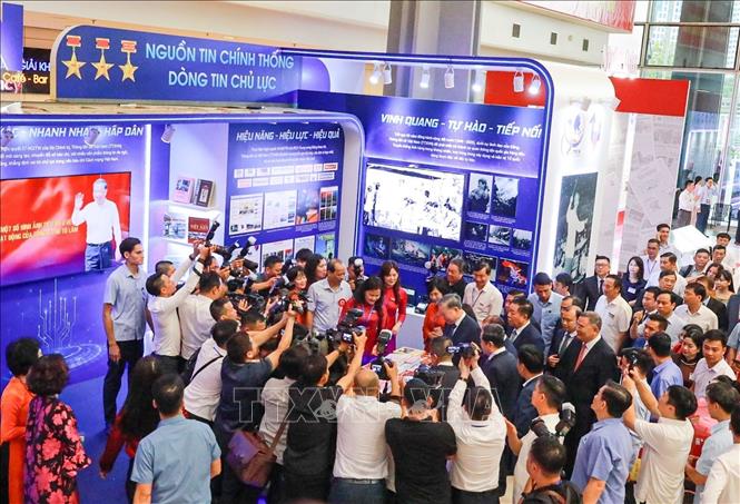 Tổng bí thư Tô Lâm thăm gian trưng bày Thông tấn xã Việt Nam tại Hội báo toàn quốc 2025. Ảnh: Khánh Hoà - TTXVN