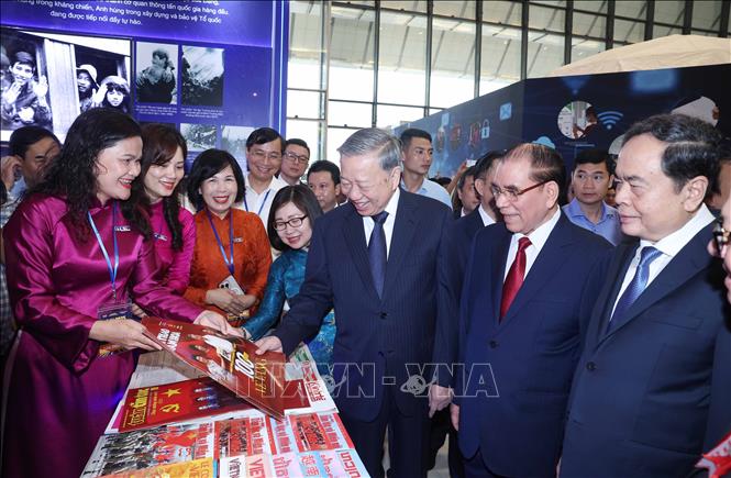 Tổng Bí thư Tô Lâm và đại biểu thăm gian trưng bày của Thông tấn xã Việt Nam tại Hội báo toàn quốc 2025. Ảnh: Thống Nhất – TTXVN