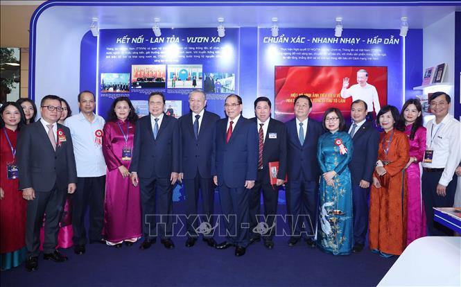 Tổng Bí thư Tô Lâm và đại biểu thăm gian trưng bày của Thông tấn xã Việt Nam tại Hội báo toàn quốc 2025. Ảnh: Thống Nhất – TTXVN