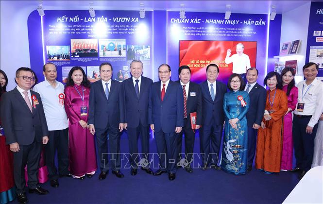 Tổng Bí thư Tô Lâm và đại biểu thăm gian trưng bày của Thông tấn xã Việt Nam tại Hội báo toàn quốc 2025. Ảnh: Phương Hoa – TTXVN 