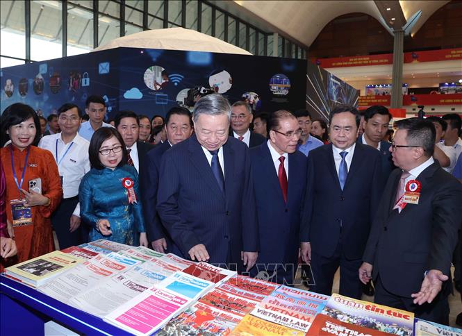 Tổng Bí thư Tô Lâm và đại biểu thăm gian trưng bày của Thông tấn xã Việt Nam tại Hội báo toàn quốc 2025. Ảnh: Thống Nhất – TTXVN