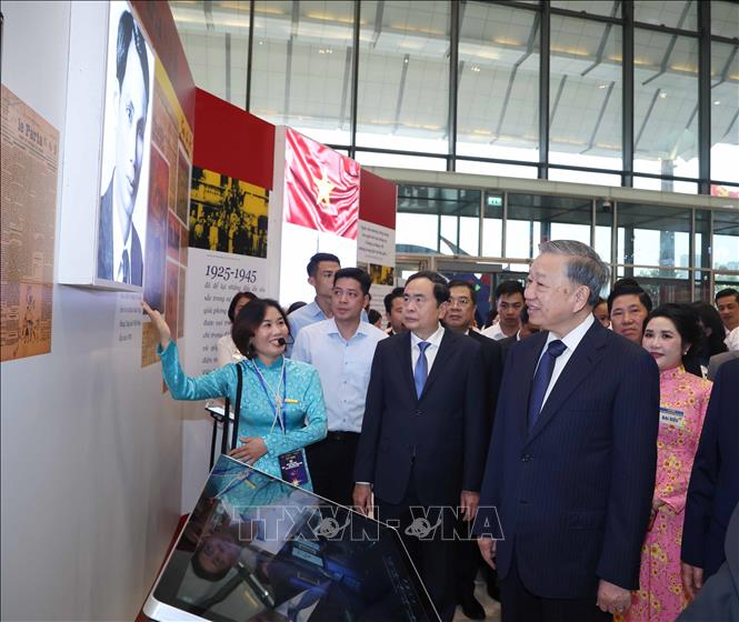 Tổng Bí thư Tô Lâm và các đại biểu ctham quan triển lãm ảnh, tư liệu, hiện vật lịch sử về truyền thống 100 năm Ngày Báo chí cách mạng Việt Nam tại Hội báo toàn quốc 2025. Ảnh: Thống Nhất – TTXVN
