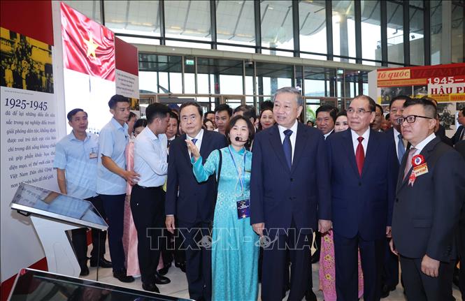 Tổng Bí thư Tô Lâm và các đại biểu ctham quan triển lãm ảnh, tư liệu, hiện vật lịch sử về truyền thống 100 năm Ngày Báo chí cách mạng Việt Nam tại Hội báo toàn quốc 2025. Ảnh: Thống Nhất – TTXVN
