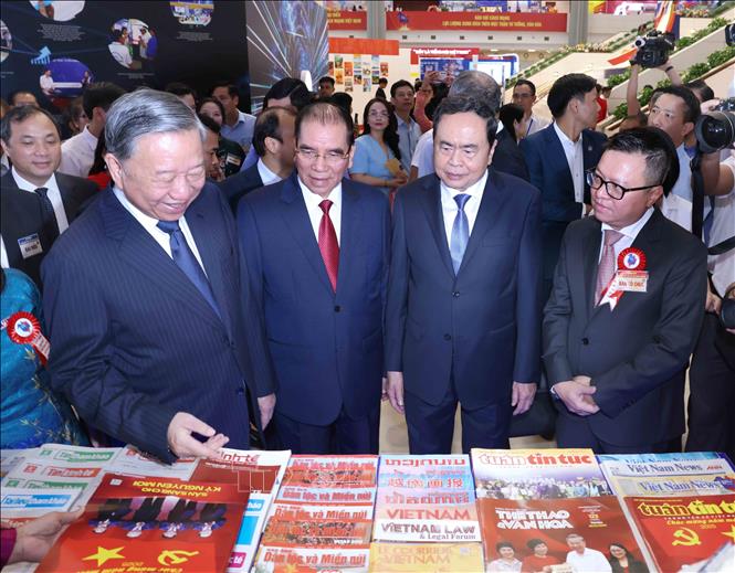 Tổng Bí thư Tô Lâm và đại biểu thăm gian trưng bày của Thông tấn xã Việt Nam tại Hội báo toàn quốc 2025. Ảnh: Phương Hoa – TTXVN 