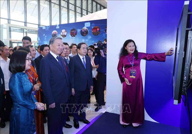 Tổng Bí thư Tô Lâm và đại biểu thăm gian trưng bày của Thông tấn xã Việt Nam tại Hội báo toàn quốc 2025. Ảnh: Phương Hoa – TTXVN 