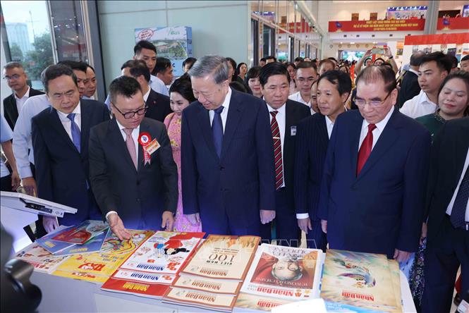 Tổng Bí thư Tô Lâm và đại biểu thăm gian trưng bày của Báo Nhân Dân tại Hội báo toàn quốc 2025. Ảnh: Phương Hoa - TTXVN