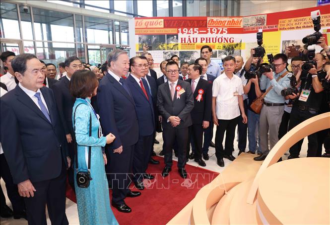 Tổng Bí thư Tô Lâm và đại biểu tham quan các gian trưng bày tại Hội báo toàn quốc 2025. Ảnh: Phương Hoa - TTXVN