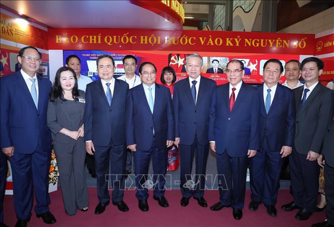 Tổng Bí thư Tô Lâm và đại biểu thăm gian các gian trưng bày tại Hội báo toàn quốc 2025. Ảnh: Thống Nhất – TTXVN