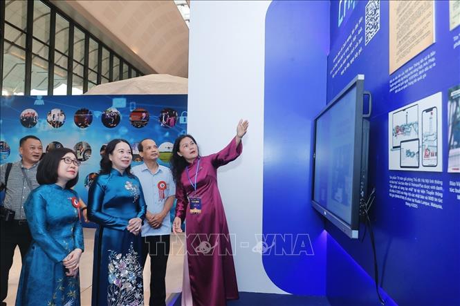 Phó Chủ tịch nước Võ Thị Ánh Xuân tham quan gian trưng bày của TTXVN. Ảnh: TTXVN