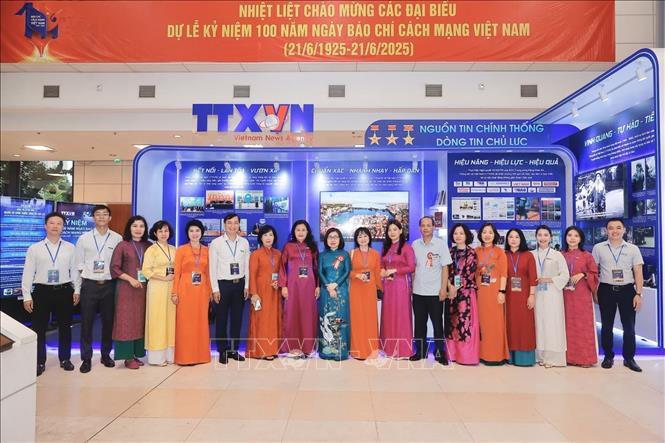 Các đại biểu tại không gian trưng bày của TTXVN. Ảnh: TTXVN