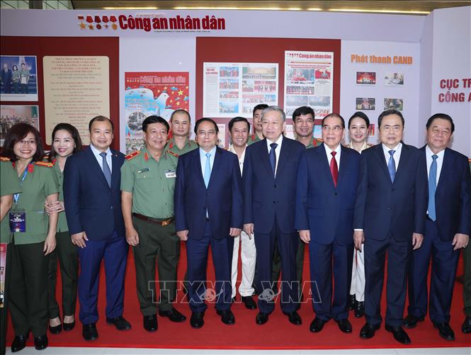 Tổng Bí thư Tô Lâm và các đại biểu ctham quan triển lãm ảnh, tư liệu, hiện vật lịch sử về truyền thống 100 năm Ngày Báo chí cách mạng Việt Nam tại Hội báo toàn quốc 2025. Ảnh: Thống Nhất – TTXVN