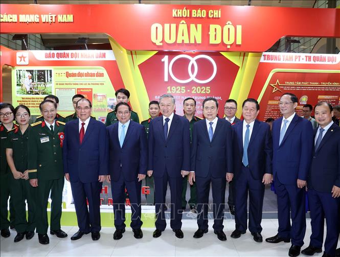 Tổng Bí thư Tô Lâm và đại biểu thăm gian các gian trưng bày tại Hội báo toàn quốc 2025. Ảnh: Thống Nhất – TTXVN