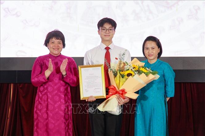 Trao quyết định kết nạp Đảng cho học sinh, Đoàn viên ưu tú. Ảnh: Thanh Tùng - TTXVN
