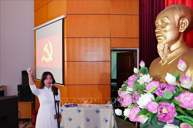 Đảng viên mới là học sinh, đoàn viên ưu tú tuyên thệ. Ảnh: Thanh Tùng - TTXVN