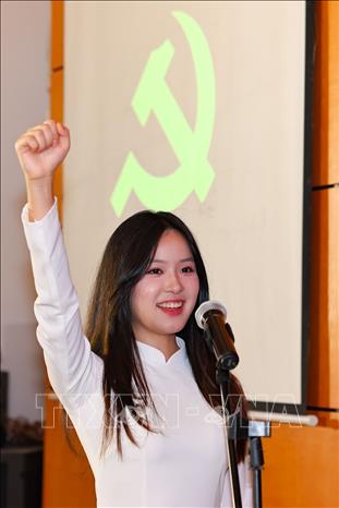 Đảng viên mới là học sinh, đoàn viên ưu tú tuyên thệ. Ảnh: Thanh Tùng - TTXVN