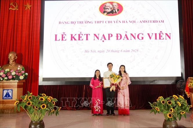 Lễ kết nạp không chỉ là vinh dự cá nhân mà còn là lời khẳng định mạnh mẽ về vai trò tiên phong của Trường THPT chuyên Hà Nội - Amsterdam trong việc phát hiện, bồi dưỡng và phát triển lớp đảng viên kế cận - những người trẻ mang trong mình khát vọng dựng xây đất nước giàu đẹp, văn minh. Ảnh: Thanh Tùng - TTXVN