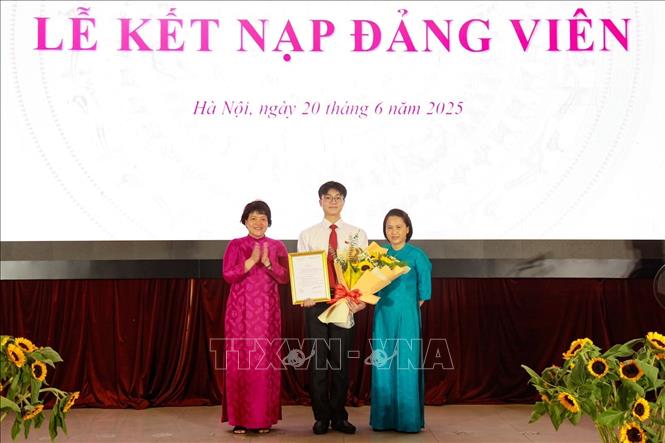Trao quyết định kết nạp Đảng cho học sinh, Đoàn viên ưu tú. Ảnh: Thanh Tùng - TTXVN