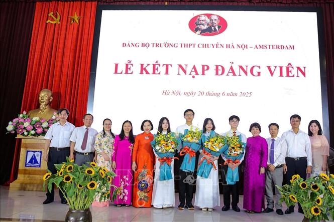 Sáng 20/6, Trường THPT chuyên Hà Nội - Amsterdam tổ chức Lễ kết nạp Đảng cho 4 học sinh ưu tú. Ảnh: Thanh Tùng - TTXVN 