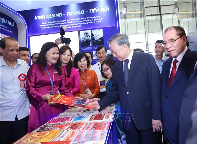 Tổng Bí thư Tô Lâm cùng các đại biểu tham quan gian trưng bày của Thông tấn xã Việt Nam tại Hội báo toàn quốc 2025. Ảnh: Phương Hoa - TTXVN