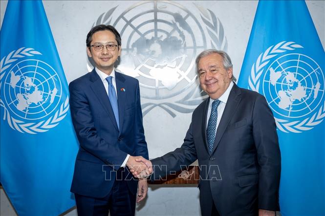 Đại sứ Đỗ Hùng Việt và Tổng Thư ký LHQ António Guterres. Ảnh: Lê Hoàng - Phóng viên TTXVN tại Mỹ