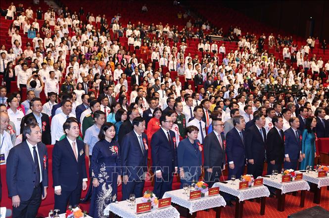 Lãnh đạo, nguyên lãnh đạo Đảng, Nhà nước và các đại biểu thực hiện nghi lễ chào cờ. Ảnh: Thống Nhất – TTXVN