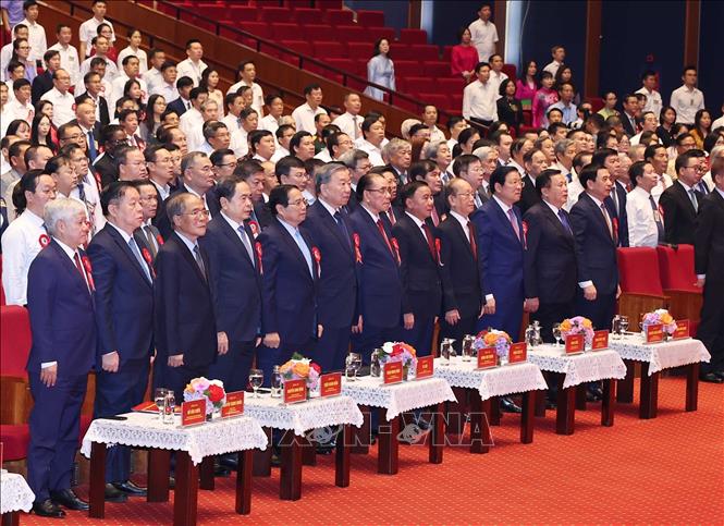 Lãnh đạo, nguyên lãnh đạo Đảng, Nhà nước và các đại biểu thực hiện nghi lễ chào cờ. Ảnh: Thống Nhất – TTXVN