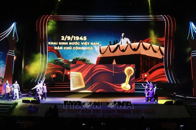 Chương trình văn nghệ chào mừng Lễ kỷ niệm. Ảnh: Minh Quyết - TTXVN