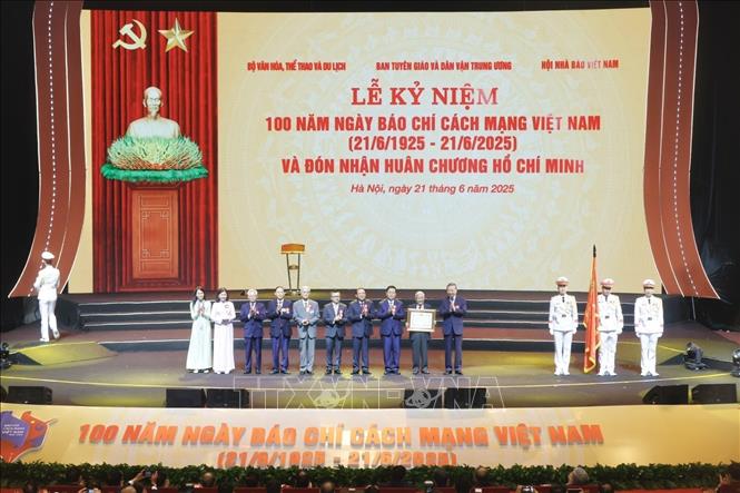 Tổng Bí thư Tô Lâm trao tặng Huân chương Hồ Chí Minh cho đội ngũ những người làm báo cách mạng Việt Nam. Ảnh: Khánh Hoà - TTXVN
