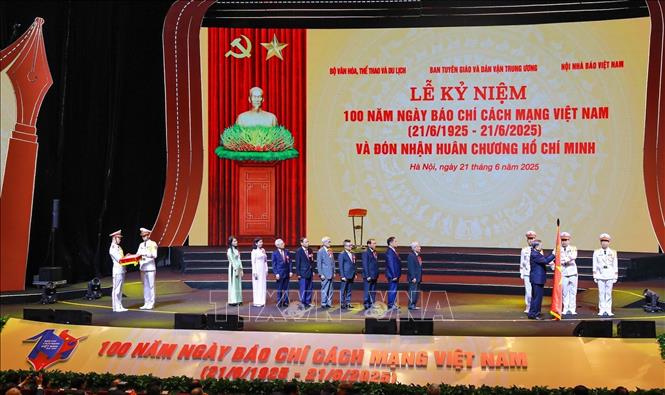 Tổng Bí thư Tô Lâm gắn Huân chương Hồ Chí Minh lên lá cờ truyền thống của Báo chí Cách mạng Việt Nam. Ảnh: Khánh Hoà - TTXVN